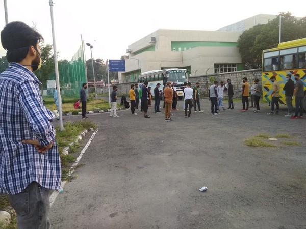J-K students boarding buses at Uttarakhand. Photo/ ANI