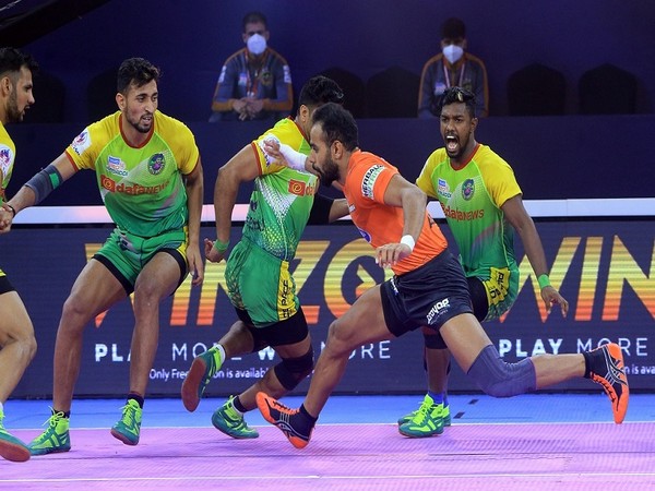 U Mumba raider Abhishek Singh attempts a raid against Patna Pirates (Image: PKL)