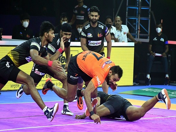 U Mumbai raider Abhishek Singh attempts to break free from the Telugu Titans defence (Image: PKL)