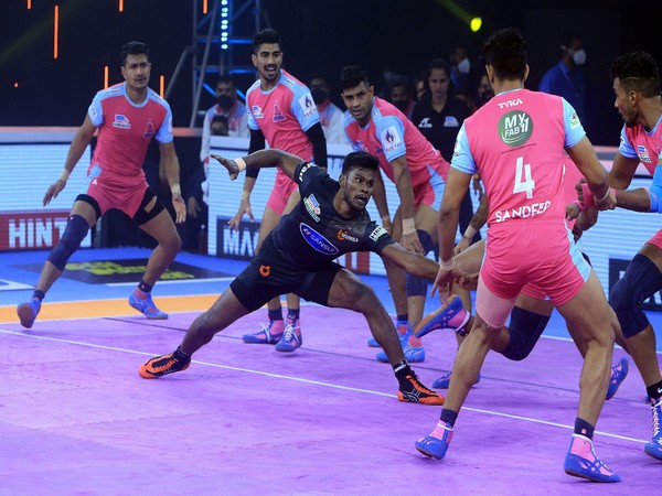 U Mumba's V Ajith Kumar in action (Photo/PKL)