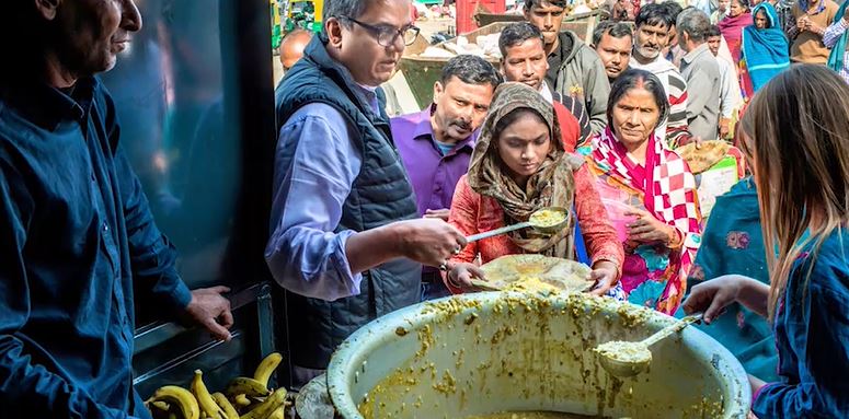 Uday Foundation volenteers serving food