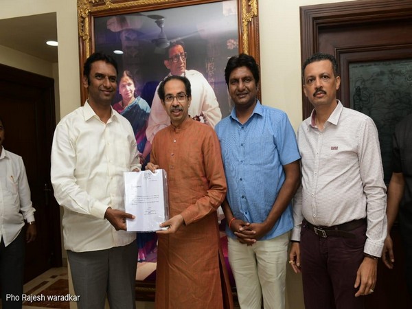 Nationalist Congress Party-backed Independent MLA Shankarrao Gadakh meeting Sena chief Uddhav Thackrey in Mumbai. (Photo/ANI)