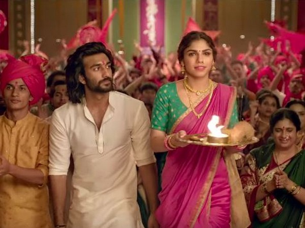 A still from the song from 'Malaal'