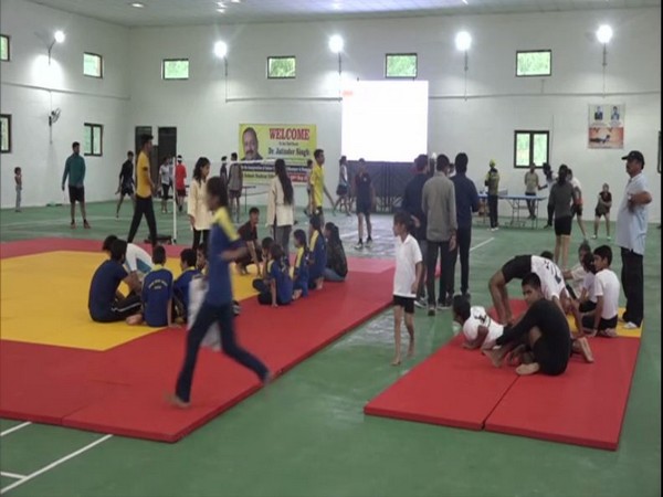 Children practicing yoga at Multipurpose Indoor Sports Hall in Ramnagar [Photo/ANI]