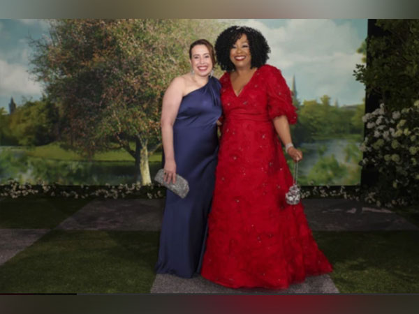 Julia Quinn and Shonda Rhimes (Source: Twitter)