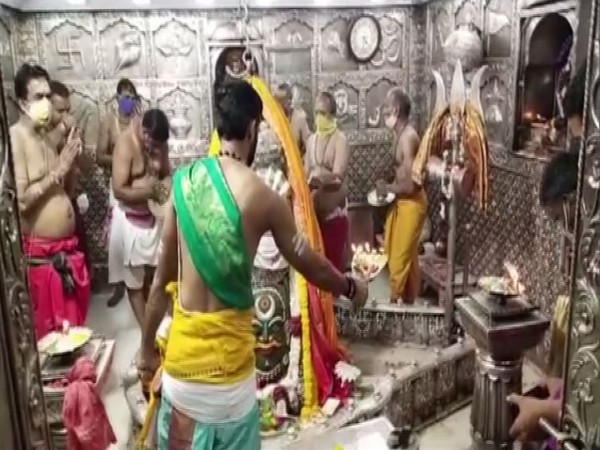 Priests perform the Bhasma Aarti at Mahakaleshwar Temple on Monday (Photo/ANI)
