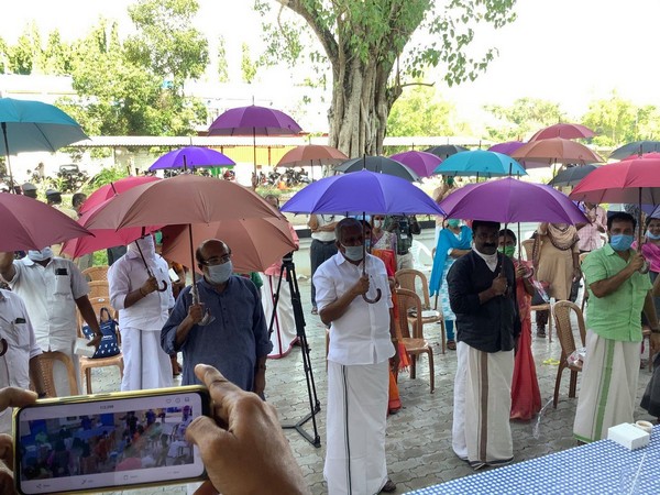 File picture of Kerala gram pachayat enforcing physical distancing in Alappuzha by making it mandatory for people to carry umbrellas. Image courtesy Thomas Isaac/Twitter