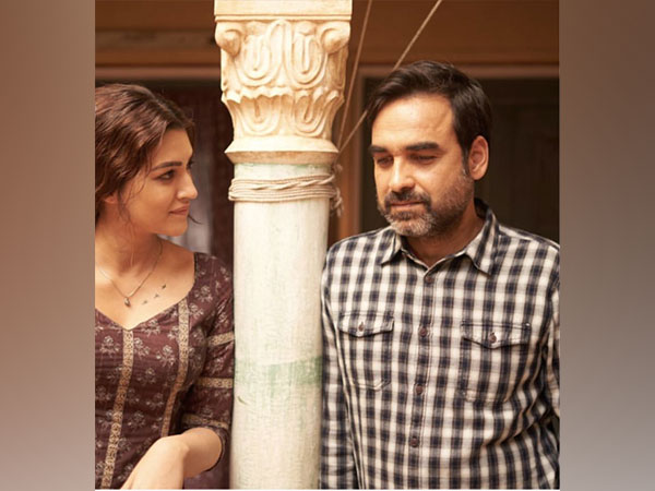 Kriti Sanon with Pankaj Tripathi (Image source: Instagram)