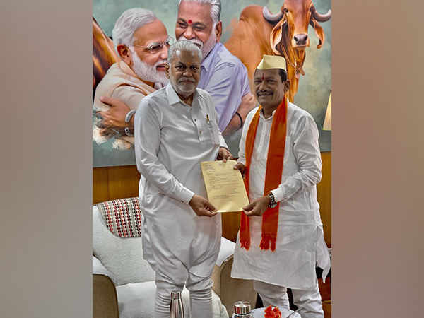 Union Minister Parashottam Rupala with Karnataka Minister Prabhu B. Chavan (Photo credit: ANI)