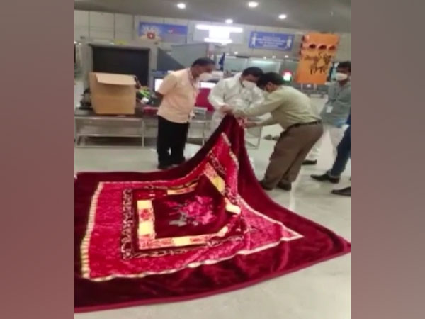 The gold being seized by Mangalore Customs (Photo/ANI)