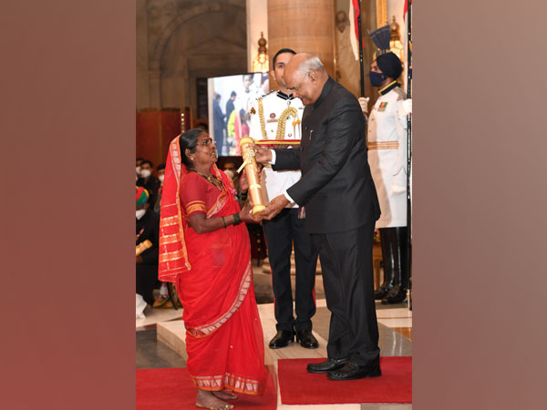 Rahibai Soma Popere receving the award from President Kovind. (Photo/ Twitter: Rashtrapati Bhavan)