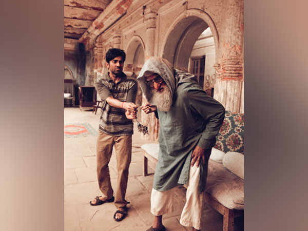 Actor Amitabh Bachchan and Ayushmann Khurrana in their character look from 'Gulabo Sitabo' (Image source: Twitter) 
