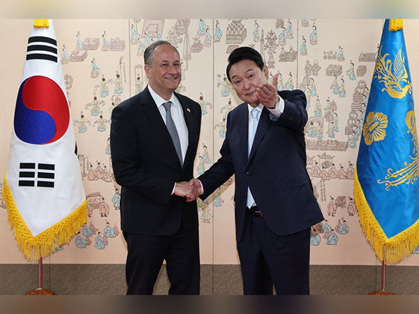 President Yoon Seok-yeol and U.S congratulatory envoy Douglas Emhoff