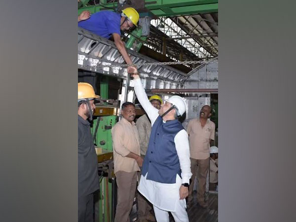 Ashwini Vaishnaw unveils Vande Bharat Sleeper trainset carbody structure (X/@AshwiniVaishnaw)