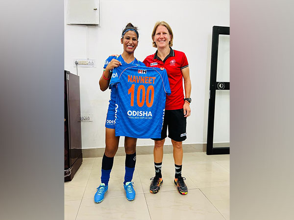 Navneet Kaur gets 100th match jersey from coach Janneke Schopman (Image: HI)