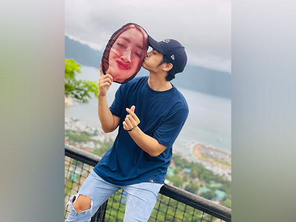 Man on vacation with wife's face pillow (Image source: Facebook)