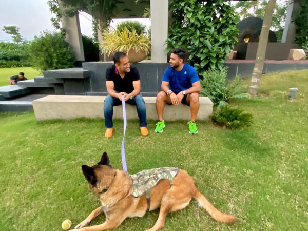MS Dhoni with Rishabh Pant (Photo/ Rishabh Pant Twitter)