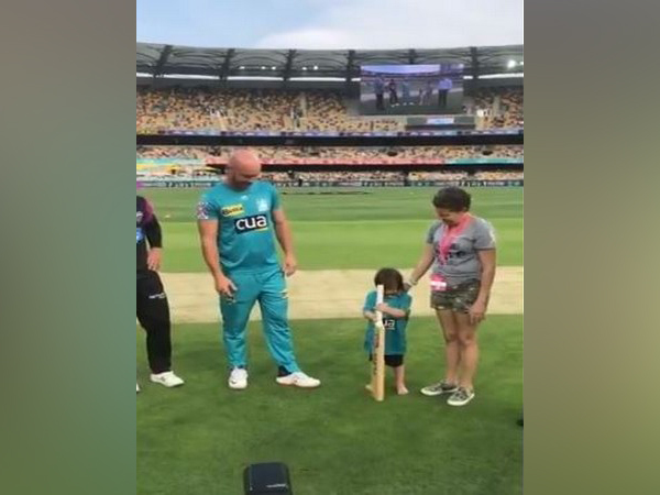 Bat-Flip during BBL match between Heat and Hurricanes (Photo/ BBL Twitter)