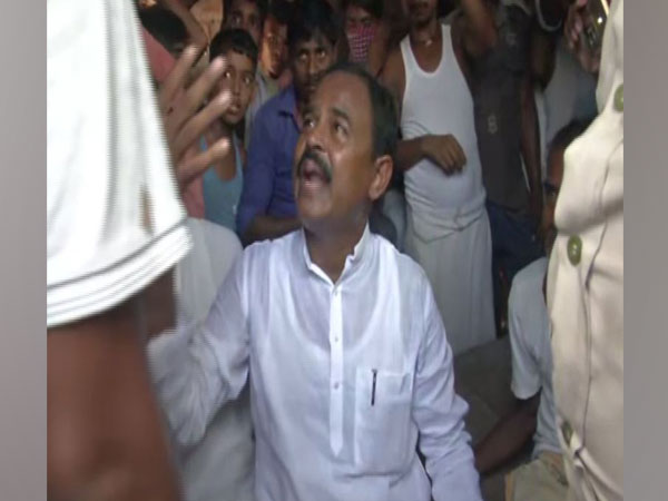Villagers confronting LJP MLA Rajkumar Sah at Harivanshpur village in Vaishali on Sunday. Photo/ANI