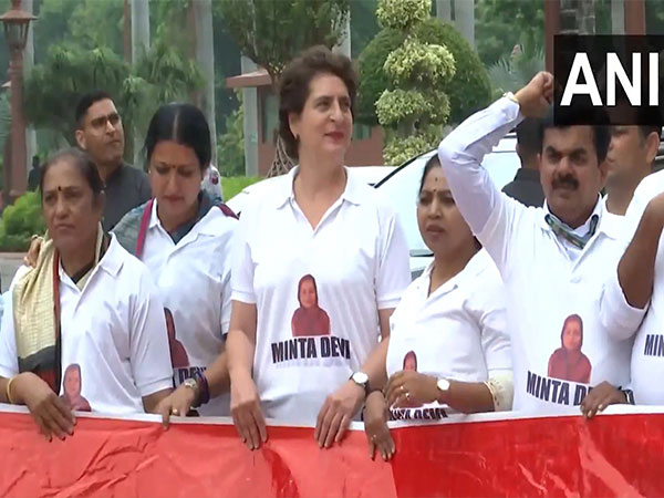 Congress MPs protest at Parliament premises (Photo/ANI)