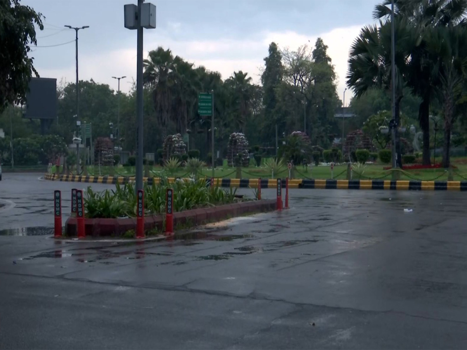 Visuals from Firoz Shah Road in Delhi (Photo/ANI)