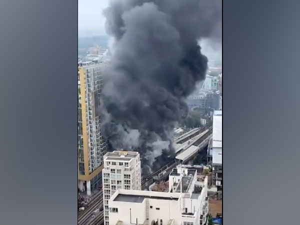 London: Massive fire breaks out near Elephant and Castle rail station (Photo Credit: Twitter)