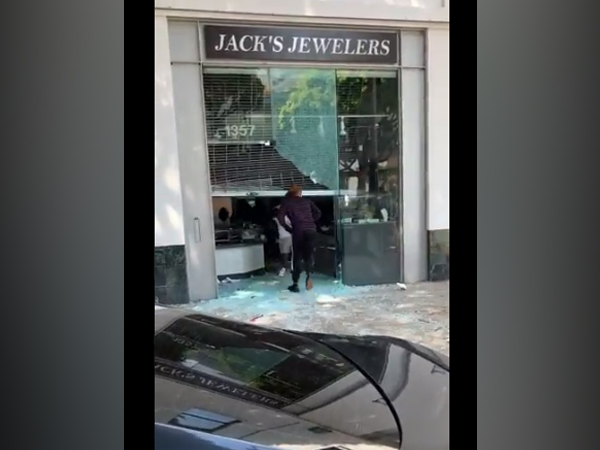 Visuals of scene of a loot at a jewellery store in US  (Credit: Dan Bongino, Host of The Dan Bongino Show)