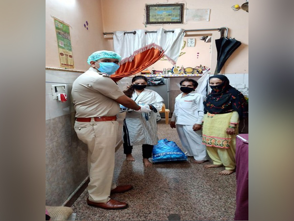 Delhi Police distributing ration to Kho-Kho skipper Nasreen's family.