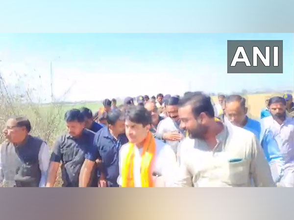 Union Minister Jyotiraditya Scindia meeting farmers (Photo/ANI)