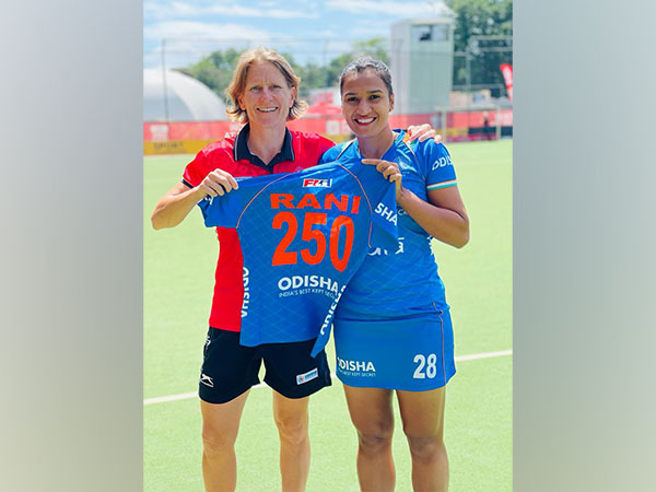 India Chief Coach Janneke Schopman with Rani Rampal (Image: HI)
