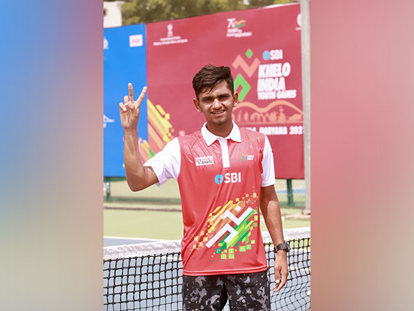 Gujarat's Dhruv Hirpara after winning boys singles tennis gold in KIYG 2021 (Image: SAI/MYAS)