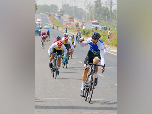 Jammu and Kashmir's cyclist Adil Altaf celebrates after winning gold in KIYG 2021 (Image: SAI/MYAS)