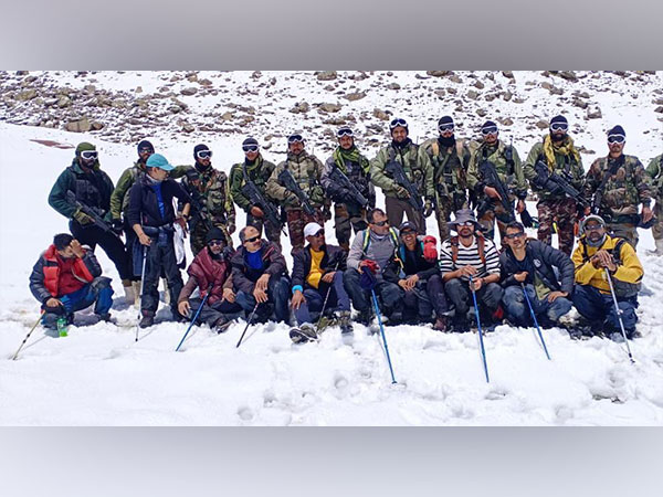 Rescued trekkers with Indian Army (Photo/ANI)