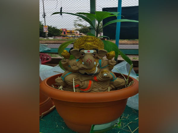 A Ganesh idol being sold in the pot so that it can turn into a plant