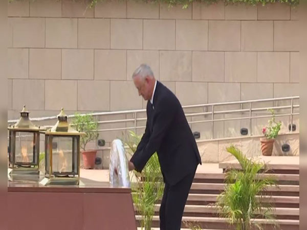 Israeli Defence Minister Benny Gantz lays wreath at National War Memorial in New Delhi (Photo/ANI)