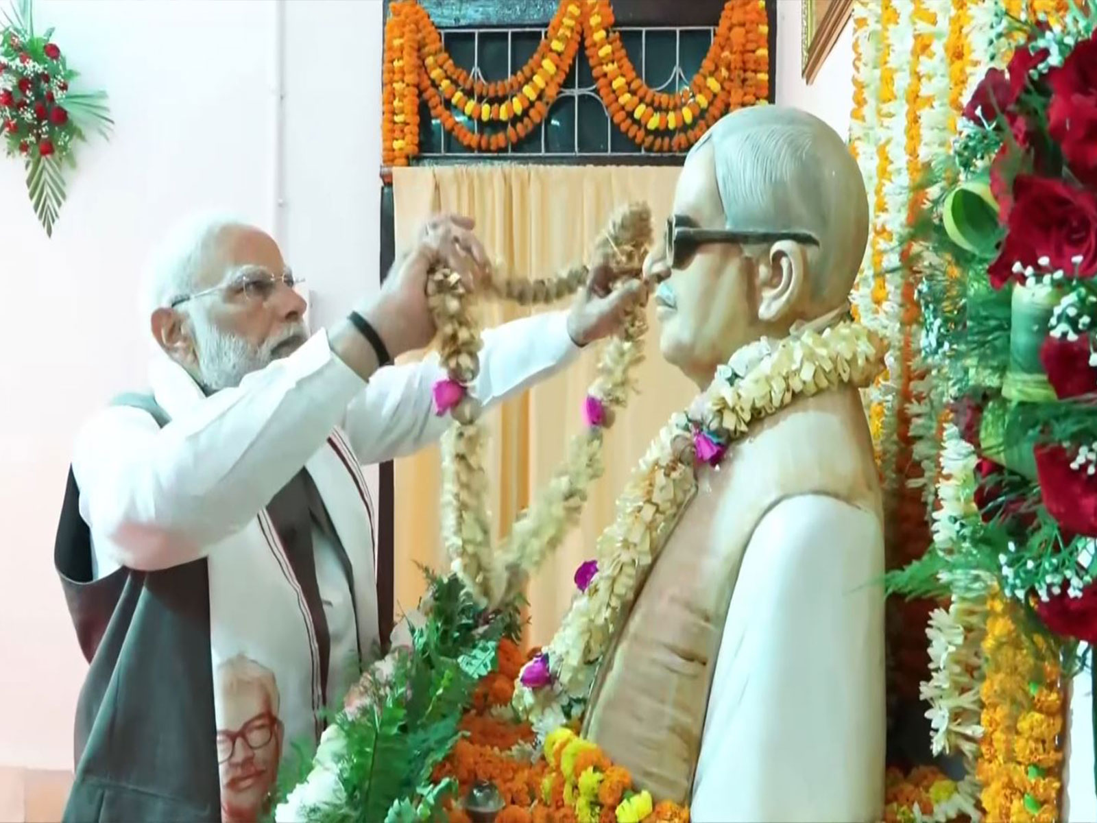PM Modi pays homage to Bharat Ratna Karpoori Thakur in Samastipur districts. (Photo/ANI)