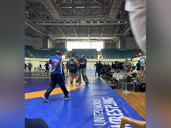 Wrestler Satender Malik assaulting referee Jagbir Singh during CWG 2022 Trials
