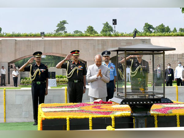 President Ram Nath Kovind paid homage to Mahatma Gandhi at Rajghat before relinquishing charge as the President of India. (Rashtrapati Bhavan Twitter)