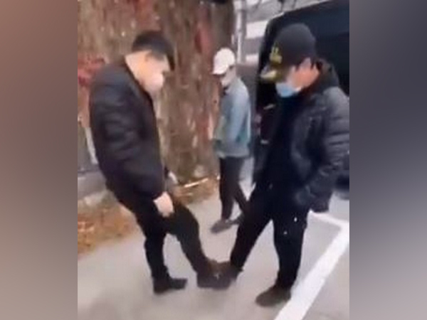 People are now ditching handshakes and are instead bumping their feet with each other (Picture Courtesy: Twitter)