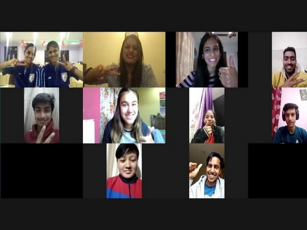 Sanju Yadav and Indumathi Kathiresan interacting with fans (Photo/AIFF)