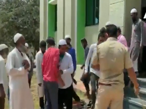 Belgaum police on Thursday thrashed people who had gone to offer prayers at a mosque despite the nationwide lockdown in force. Photo/ANI