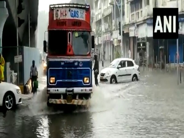 Visual of moving traffic amid inundated roads in Mumbai. (Photo/ANI)