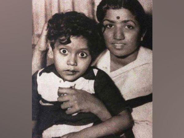 Childhood picture of Bappi Lahiri with Lata Mangeshkar (Image source: Twitter)
