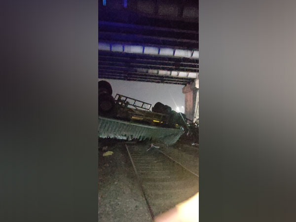 Trailer with container falls from road overbridge (Photo:Twitter/ANI)