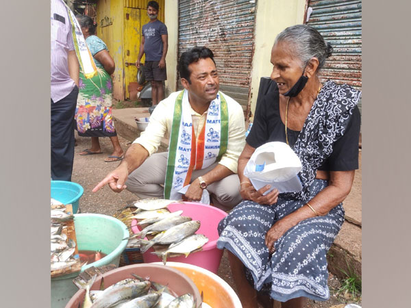 TMC leader Leander Paes visits fish market (Photo/ANI)
