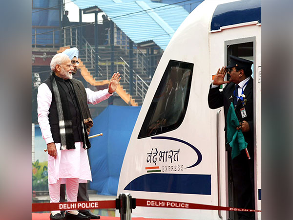 PM Narendra Modi flagging off Vande Bharat Express in New Delhi in 2019 (Photo:ANI)