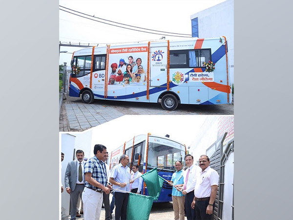 Rewari Deputy Commissioner Ashok Kumar Garg, IAS and Vishal Taneja, Business Director, BD India/South Asia, flagging off the SANKALP TB screening mobile van in Rewari   