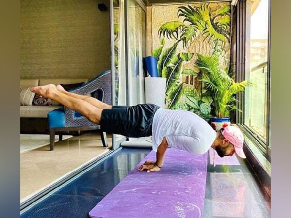 Harbhajan Singh performing Mayurasana (Photo/Harbhajan Singh-Twitter)