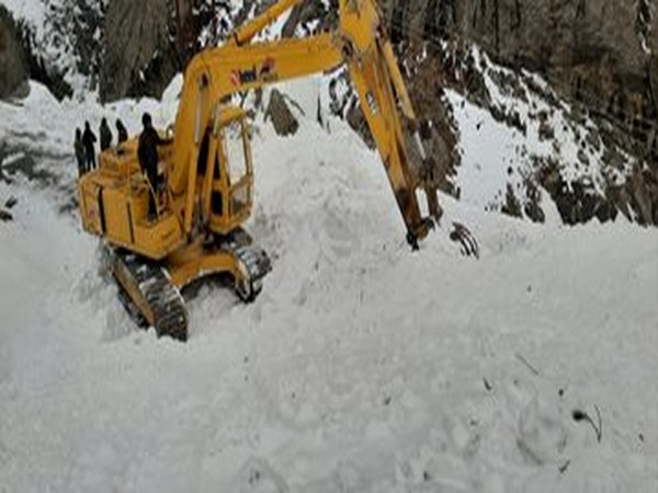 BRO keeps Malari-Rimkhim pass open in winter. 