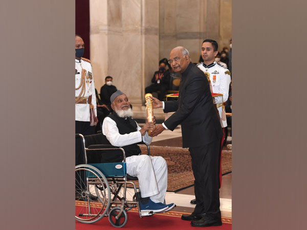 Mohammad Shareef receiving Padma Shri award (Photo/Twitter: Rashtrapati Bhavan)
